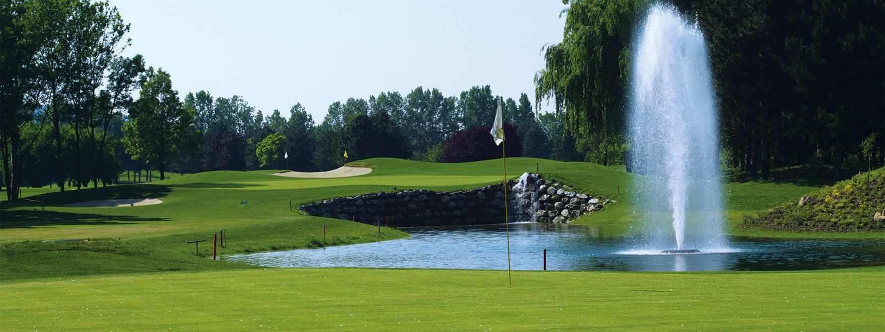 Golfplatz Brunn Grün Teich mit Springbrunnen