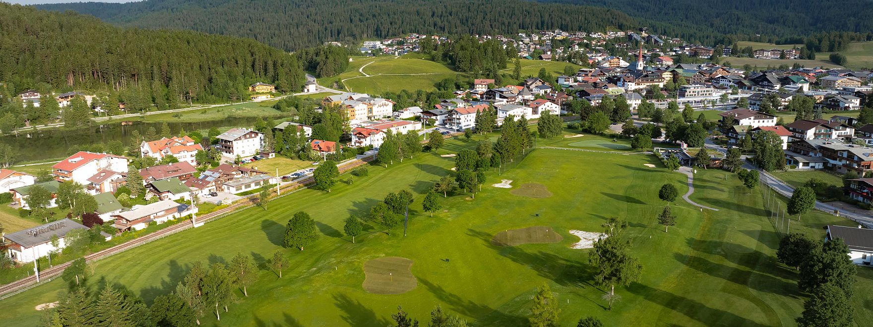 Seefeld im Sommer_Drohnenaufnahme_Golfplatz bei Morgenstimmung.jpeg