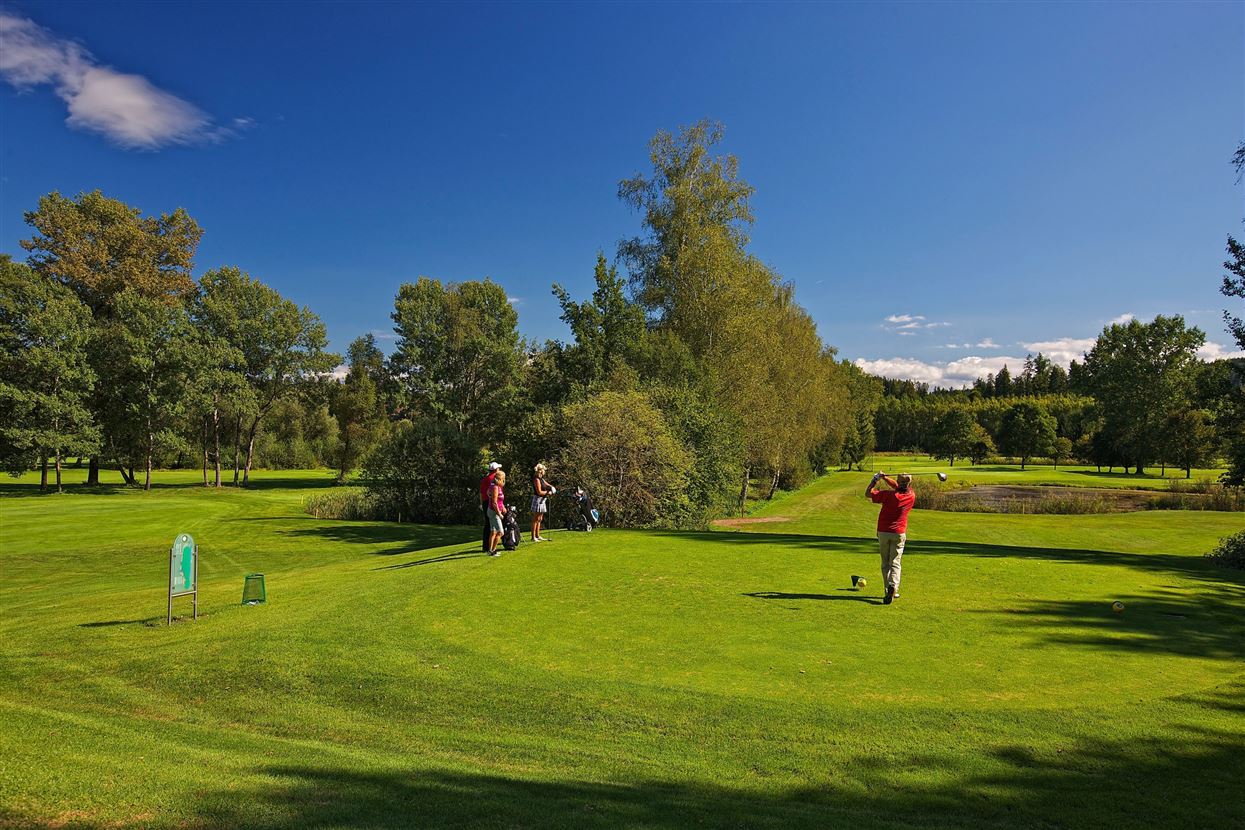 Abschlag am Golfplatz in Moosburg Pörtschach