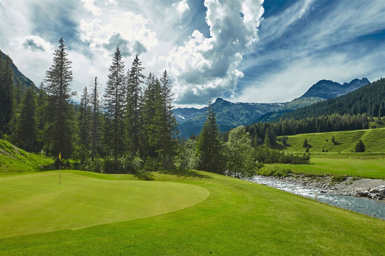 Golfgrün in den Bergen
