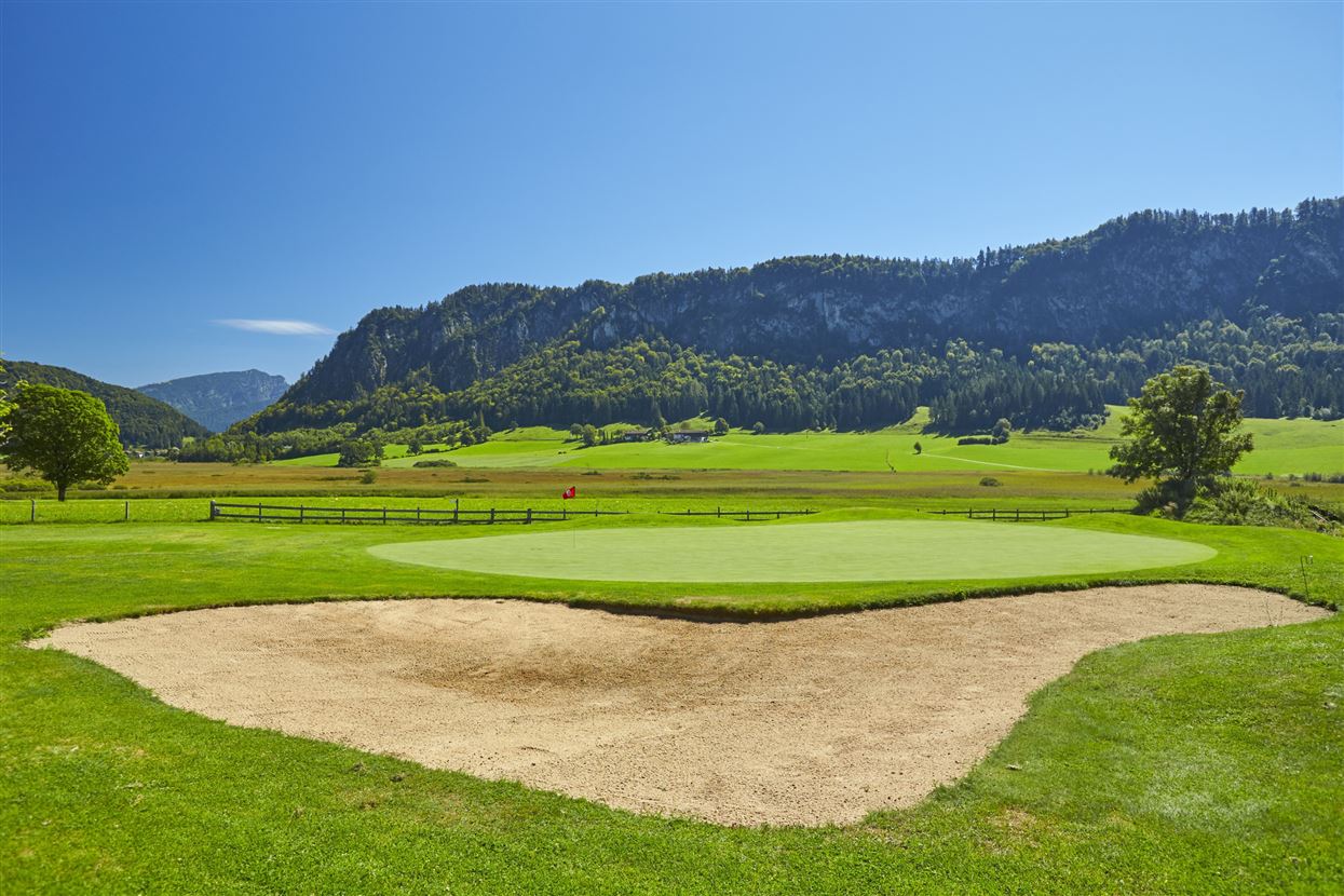 Golfgrün mit Bunker Moarhof