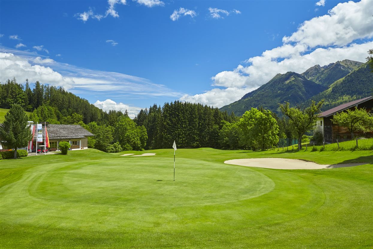 Golfgrün mit Clubhaus Goldegg