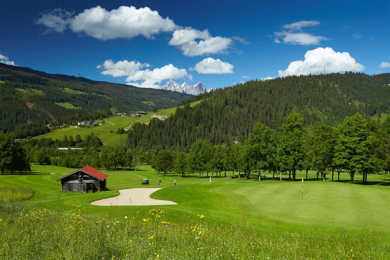 Golfgrün Radstadt mit Holzhütte