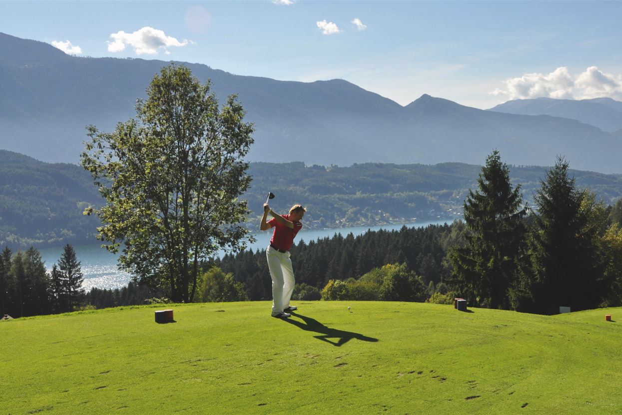 Golfplatz in Kärnten über dem See