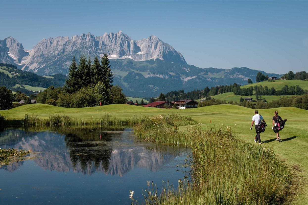 Golfplatz Kitzbühel Schwarzsee vor dem Wilden Kaiser