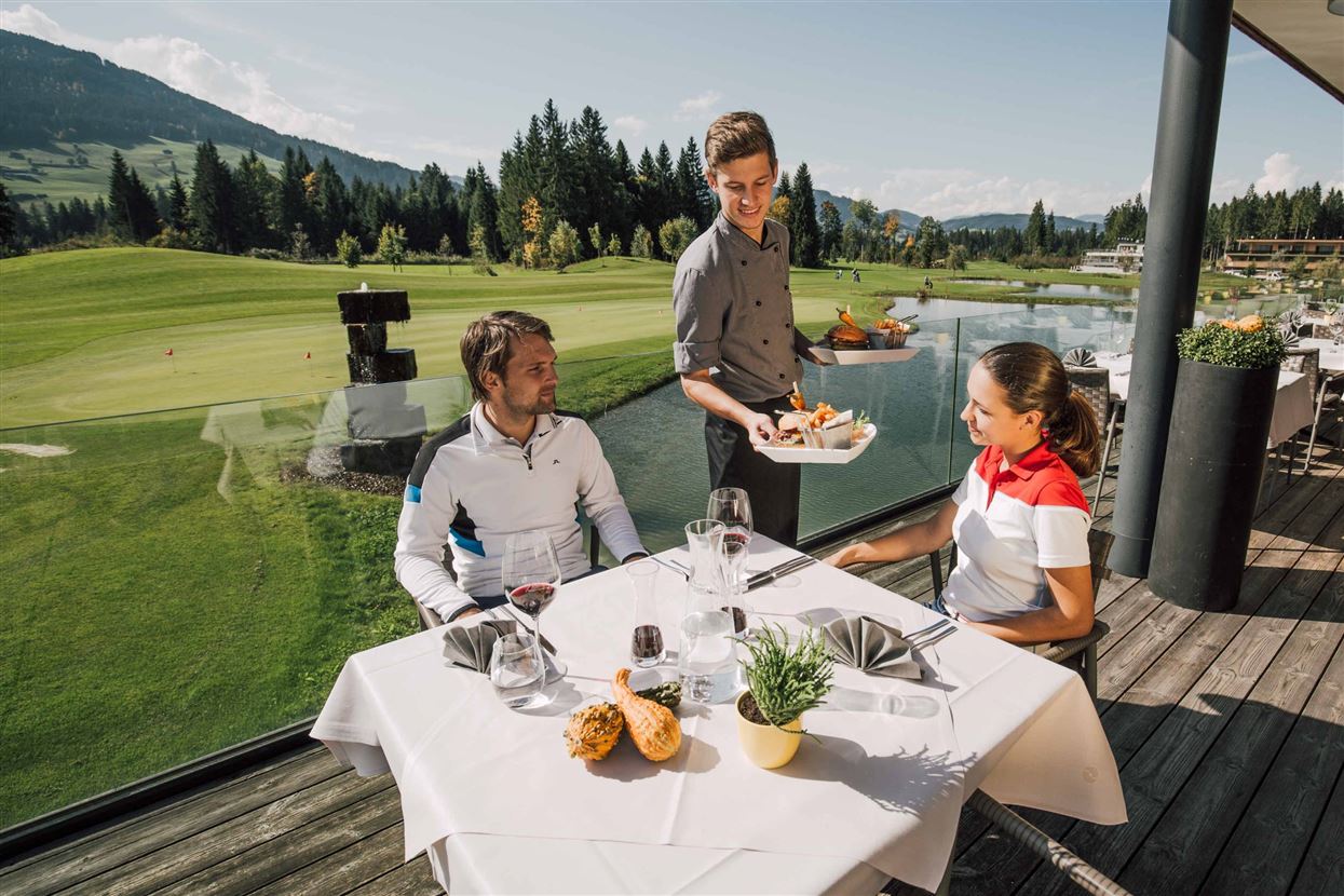 Golfplatz Kitzbüheler Alpen Westendorf Restaurantterrasse