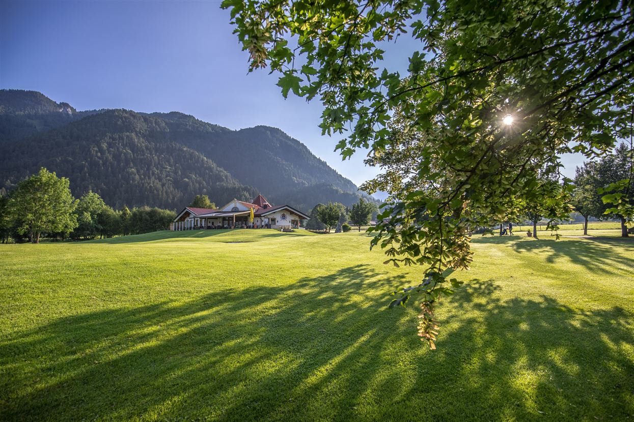 Golfplatz Lärchenhof Fairway mit Clubhaus