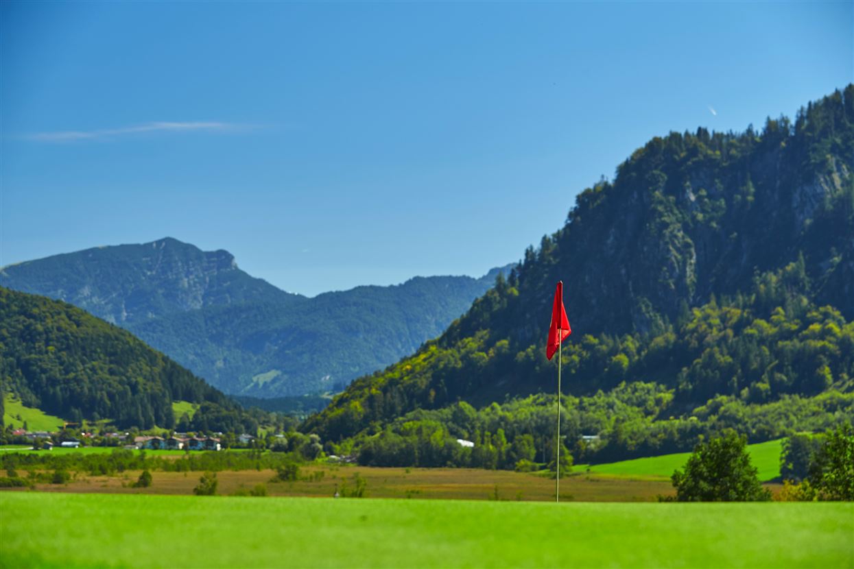 Golfplatz mit Bergblick