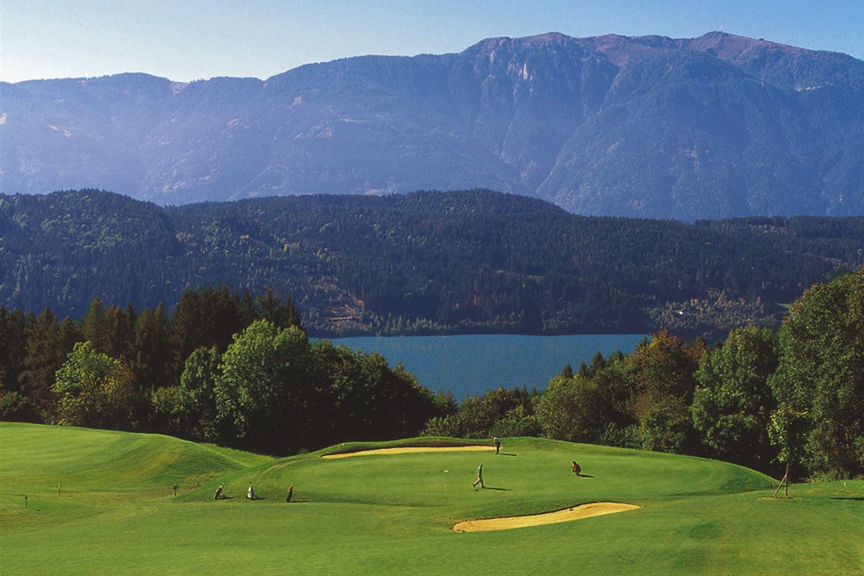 Golfplatz mit Seeblick