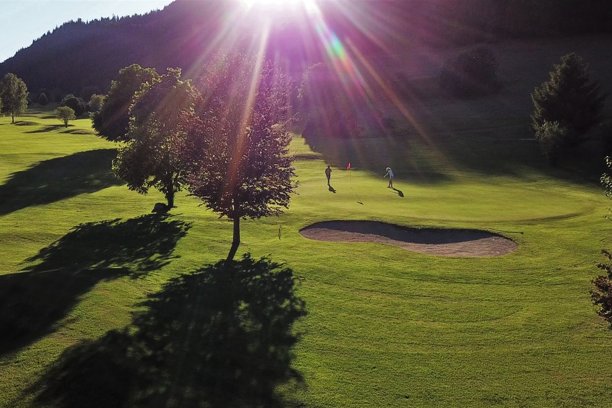 Golfplatz mit Sonnenaufgang