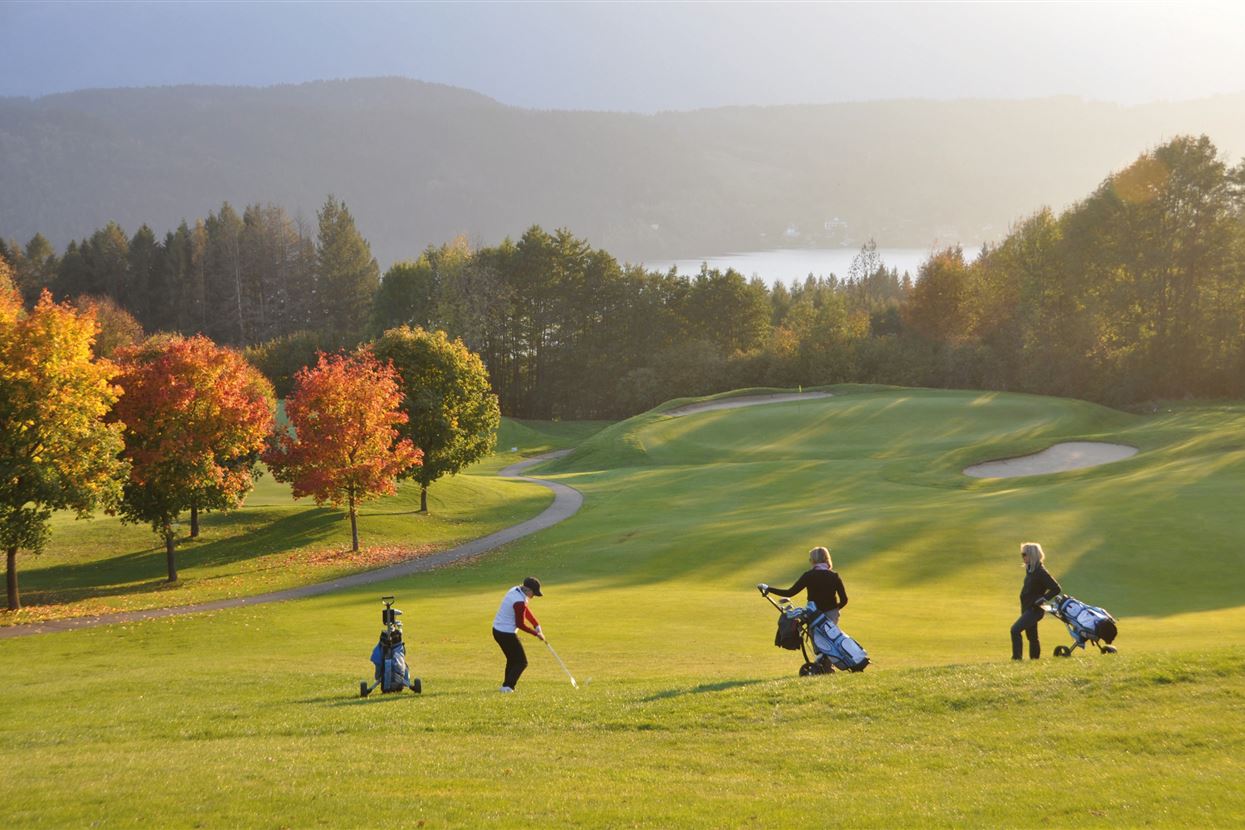 Golfrunde im Herbst