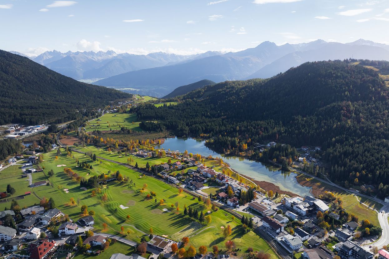 Wildsee im Herbst - Drohnenaufnahme - Blick auf Golfplatz und See mit Bergpanorama.jpeg