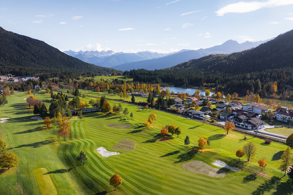 Wildsee im Herbst - Drohnenaufnahme - Golfplatz mit See im Hintergrund.jpeg