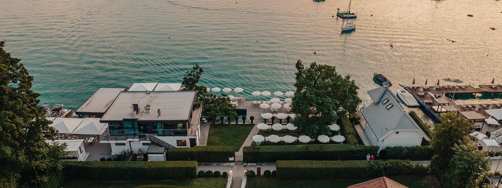 c_Seehotel Dr. Jilly_Aussenansicht_mit_See_2.jpg