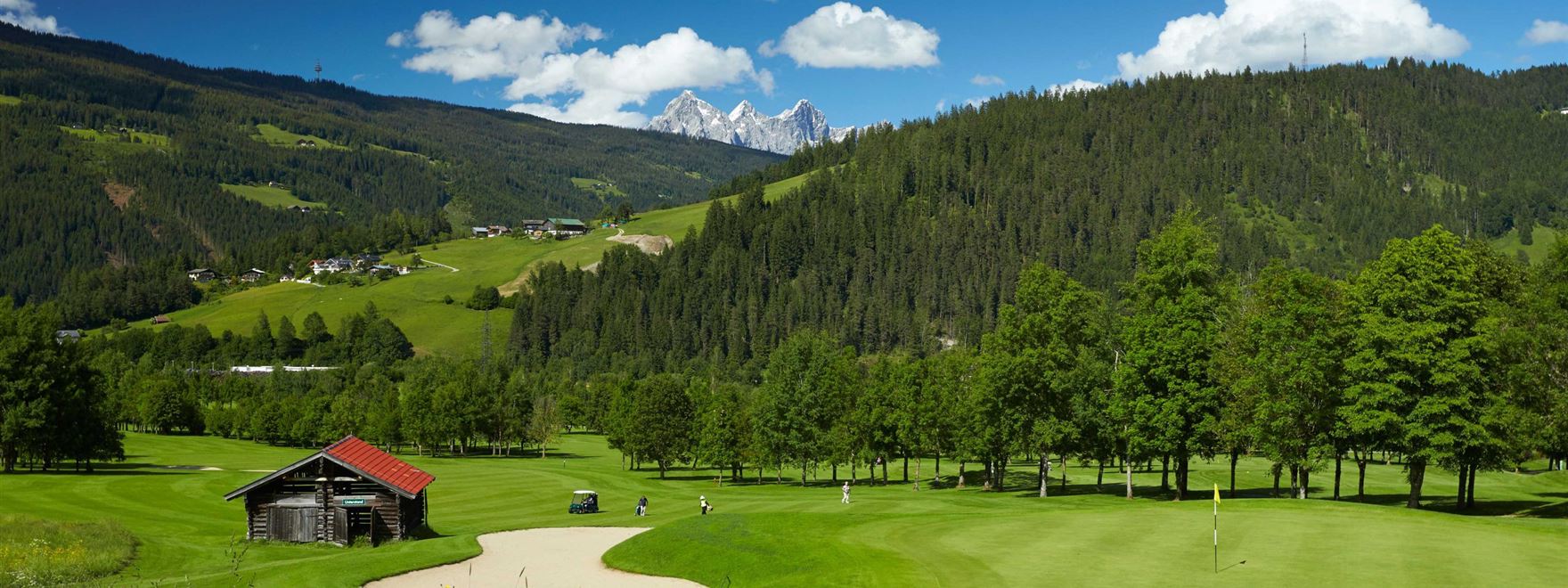 Golfgrün Radstadt mit Holzhütte