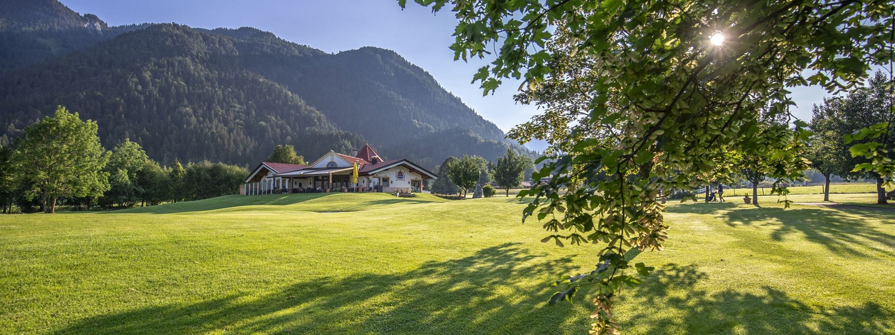 Golfplatz Lärchenhof Fairway mit Clubhaus