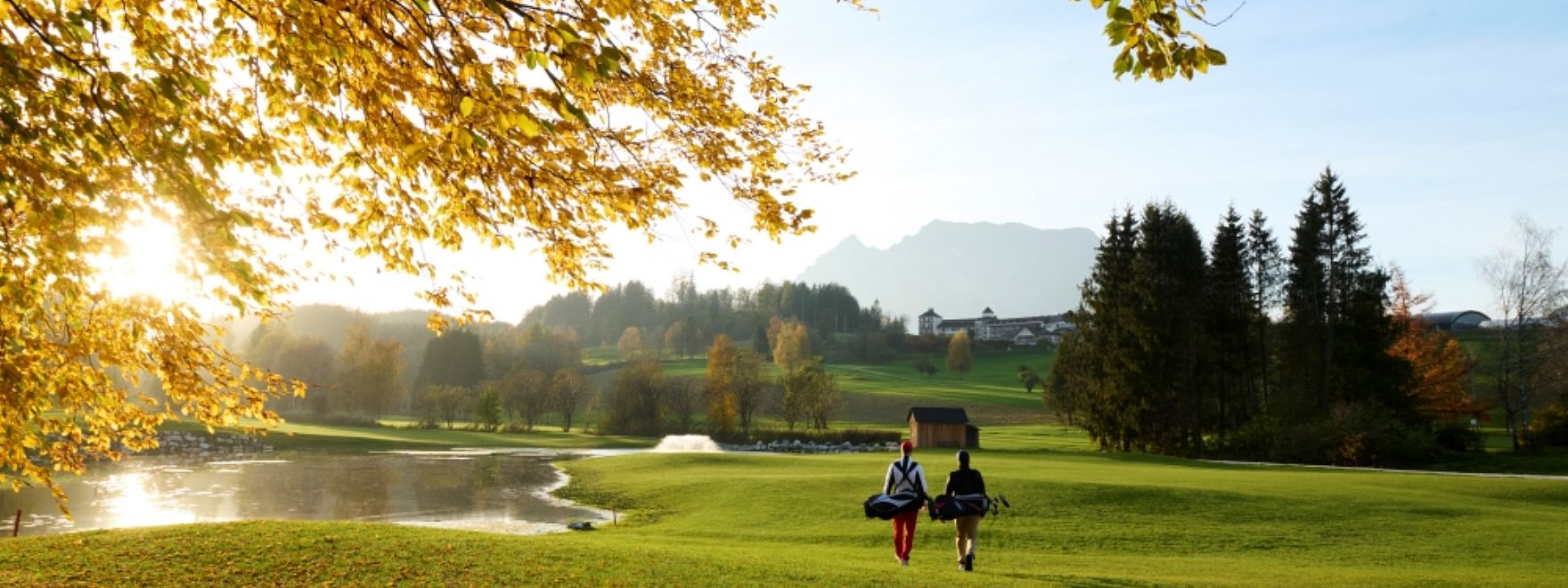 Golfplatz mit Blick auf Golfresort IMLAUER Hotel Schloss Pichlarn web.jpg