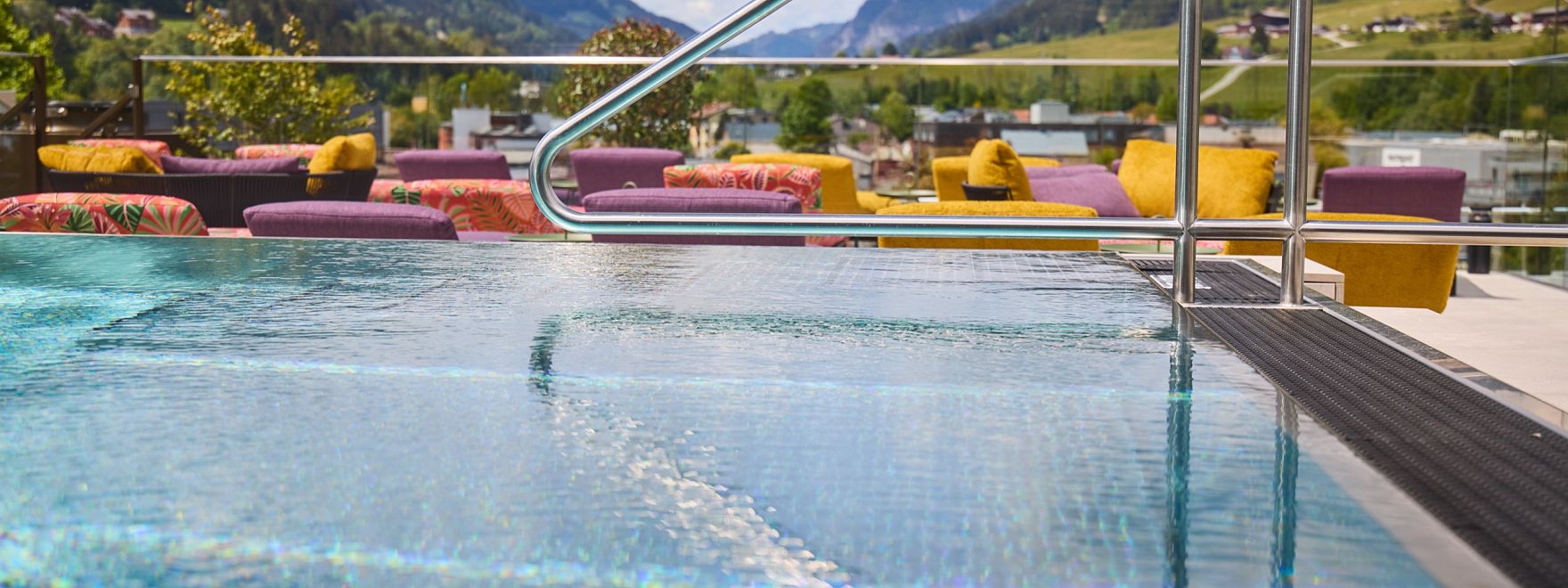 hotel-noa-schladming-rooftop-pool-14.jpg
