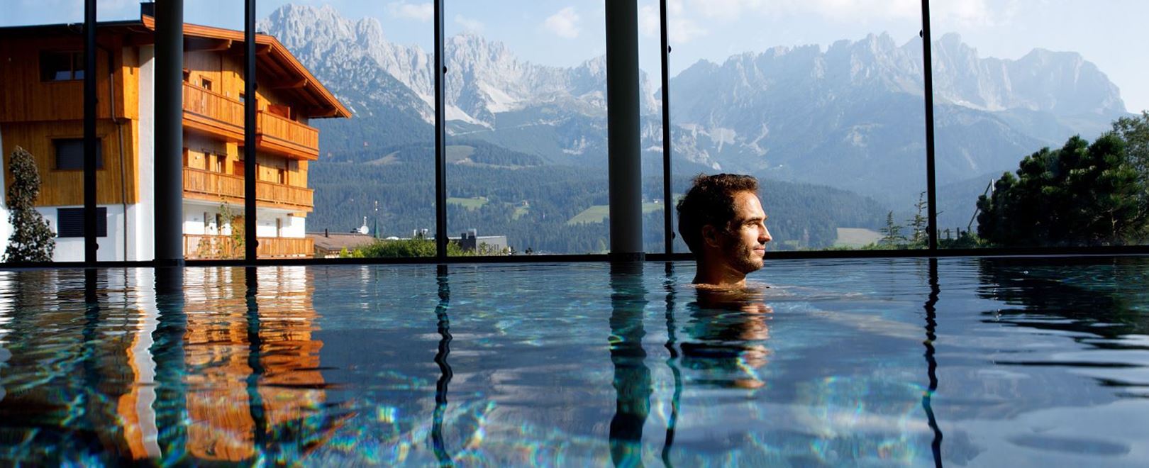 hotelderbaer-galerie-badehaus-indoorpool-sommer.jpg