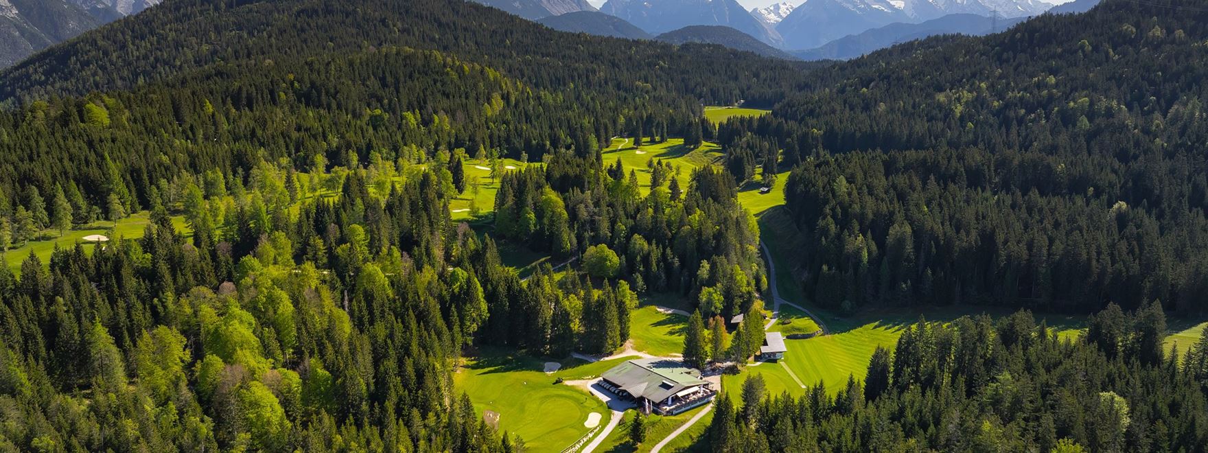Restaurant Golfclub Wildmoos - Drohnenaufnahme Restaurant mit Arnspitzen (1).jpg