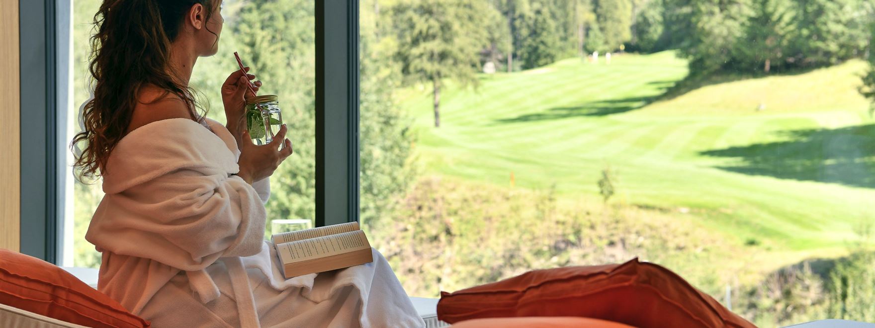Wellnessbereich mit Blick auf den Golfplatz