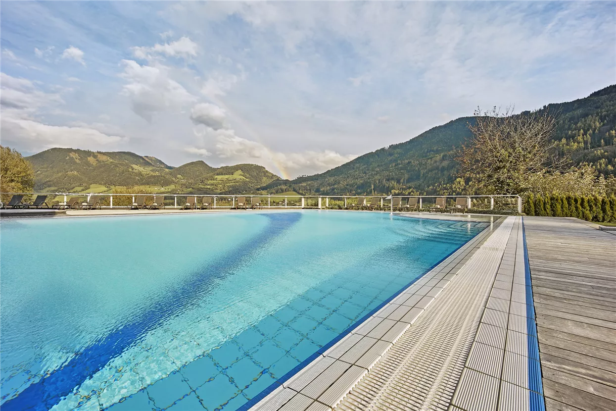 Außenpool im IMLAUER Hotel Schloss Pichlarn (2).jpg