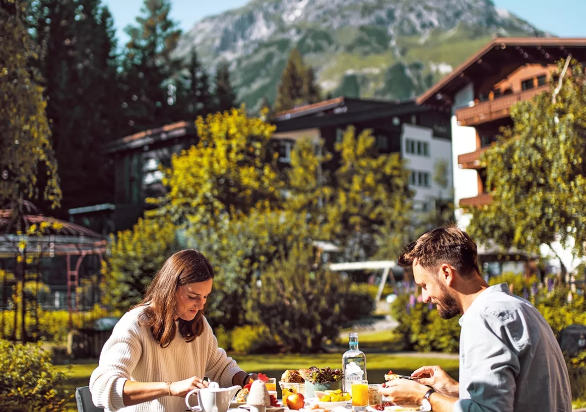 Hotel_Gotthard_Fruehstueck_Terrasse.jpg