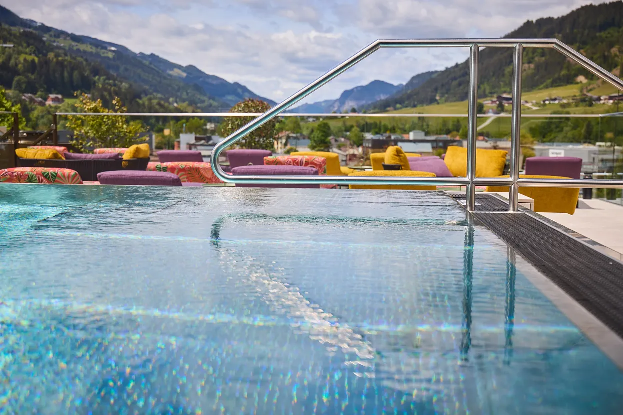 hotel-noa-schladming-rooftop-pool-14.webp