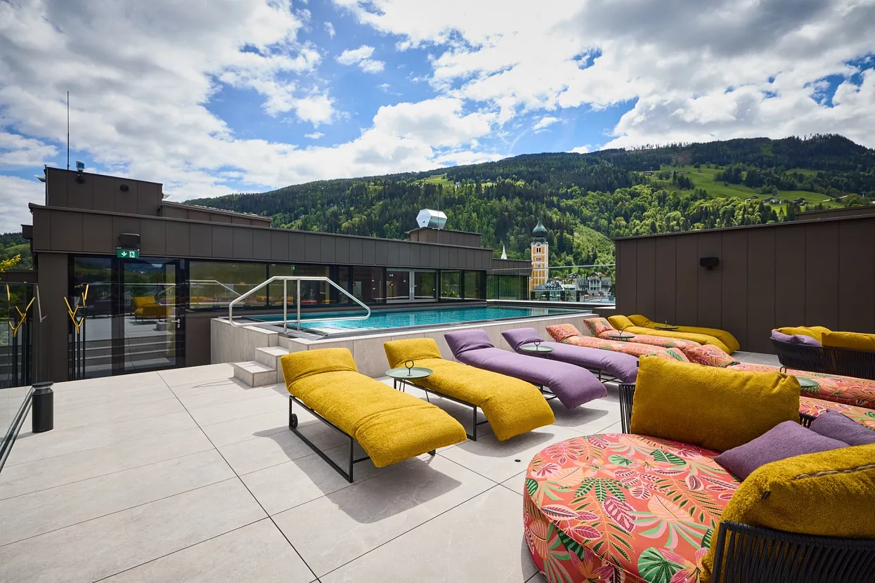 hotel-noa-schladming-rooftop-pool-8-MUWrqFdkiW8I_dWMCZqLlQ.webp