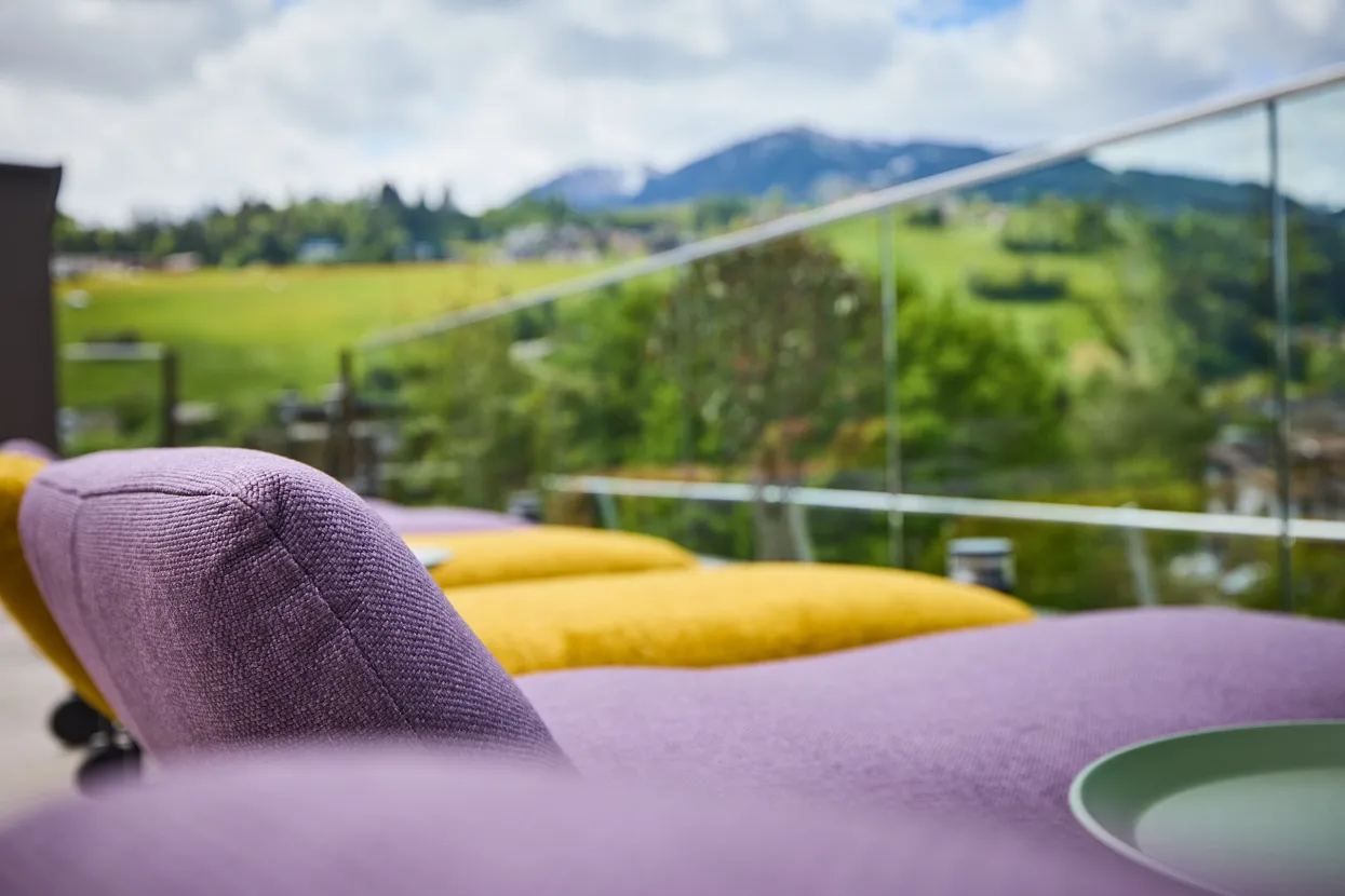 hotel-noa-schladming-rooftop-pool-liegen-11.webp