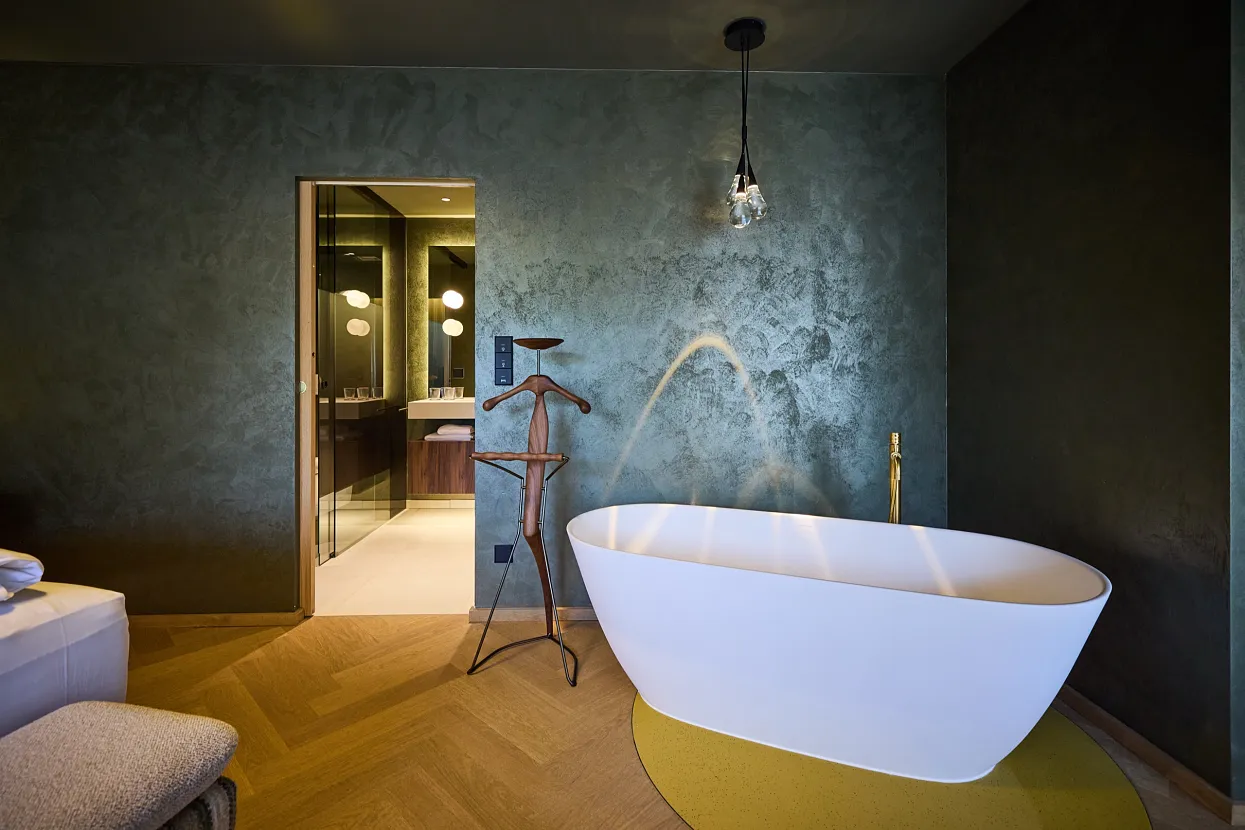 hotel-noa-schladming-suite-badewanne.webp