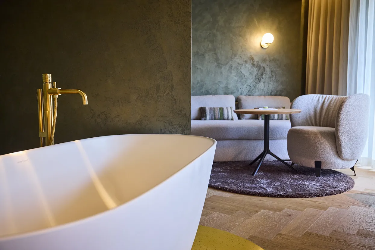 hotel-noa-schladming-suite-freistehende-badewanne.jpg