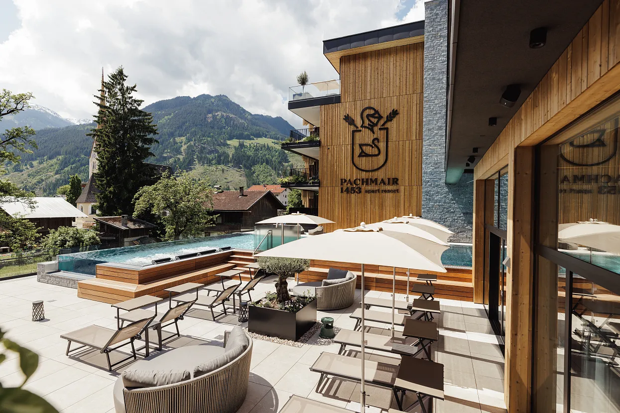pachmair-1453-pool-mit-sonnenterrasse-1.webp