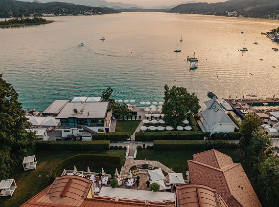 c_Seehotel Dr. Jilly_Aussenansicht_mit_See_2.jpg