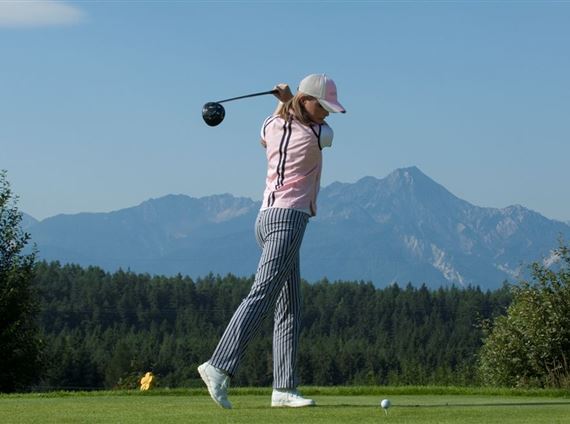 Dame am Golfplatz.jpg