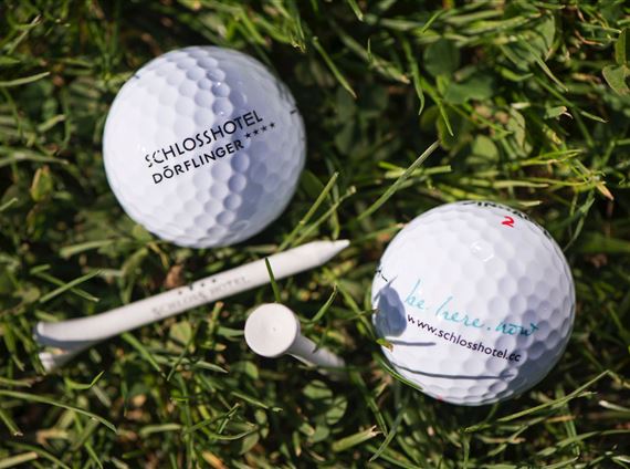 Golfbälle und Tees