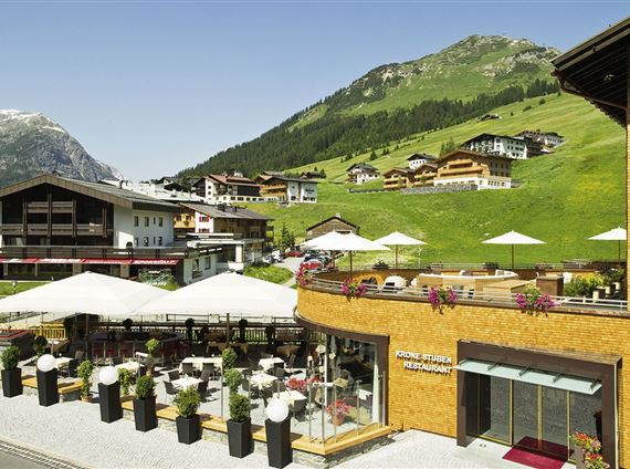 Golfgenuss_Tage_Krone_Lech_Hotel_Sommer_Terrasse_quer_Foto_Othmar_Heidegger Kopie.jpg