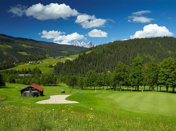Golfgrün Radstadt mit Holzhütte