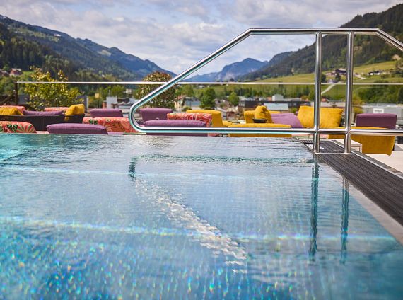 hotel-noa-schladming-rooftop-pool-14.jpg