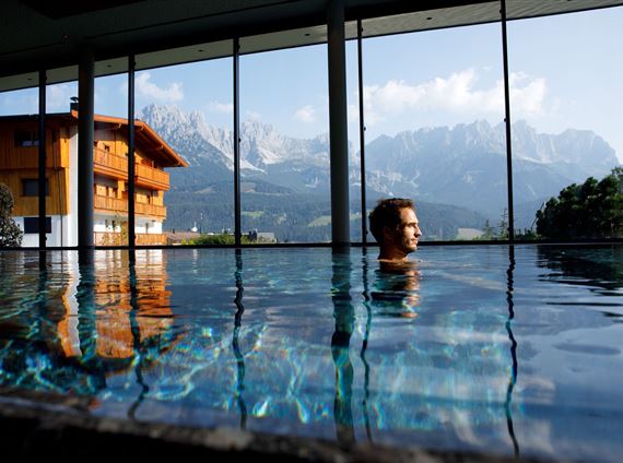 hotelderbaer-galerie-badehaus-indoorpool-sommer.jpg