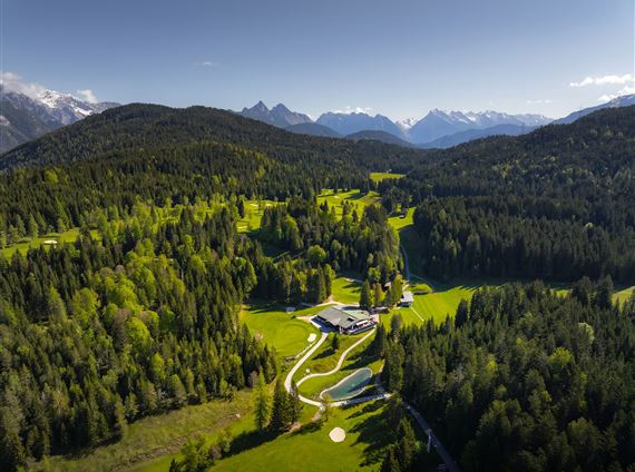 Restaurant Golfclub Wildmoos - Drohnenaufnahme Restaurant mit Arnspitzen (1).jpg