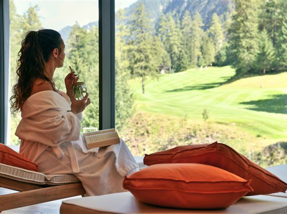 Wellnessbereich mit Blick auf den Golfplatz
