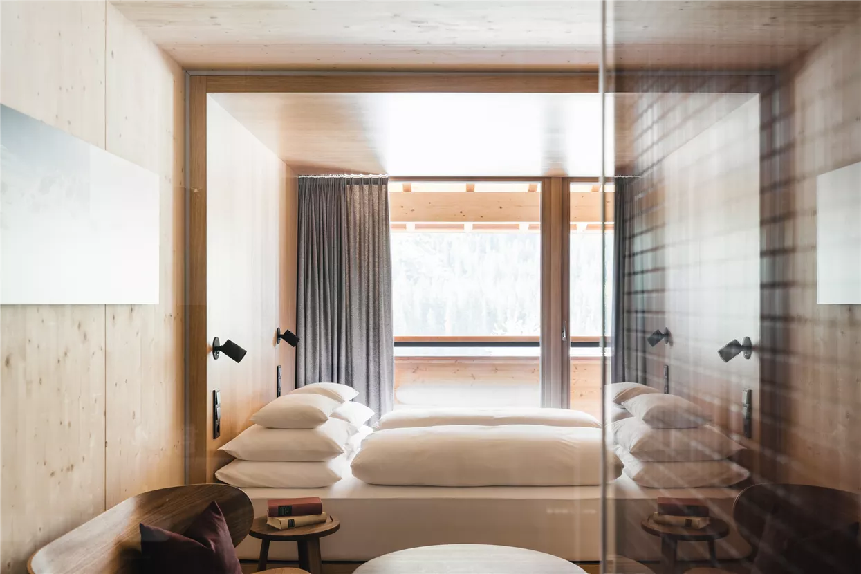 Rote_Wand_Zimmer_Cube_©West
