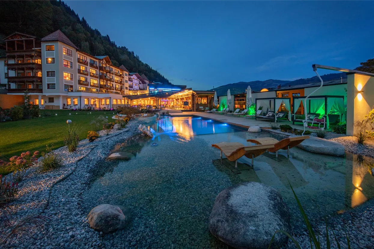 Sportresort Alpenblick Hotelansicht bei Nacht