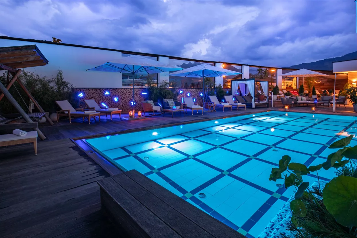 Sportresort Alpenblick Pool bei Nacht