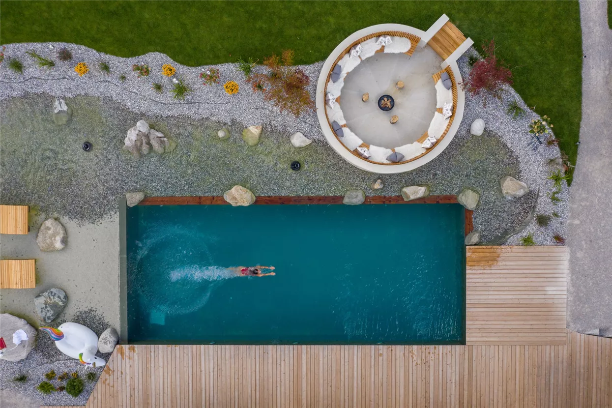 Alpenblick Pool von oben