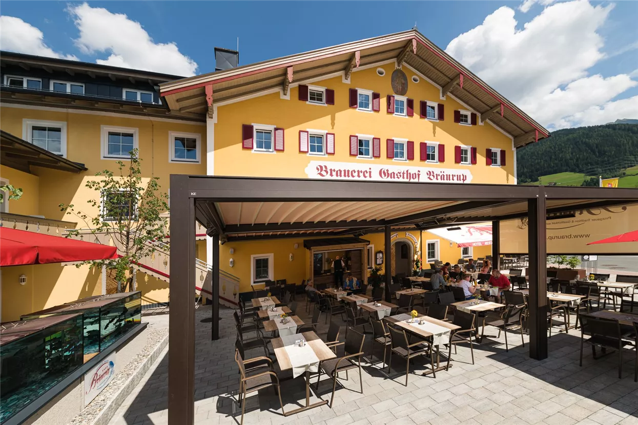 Bräu Terrasse mit Aquarium.jpg