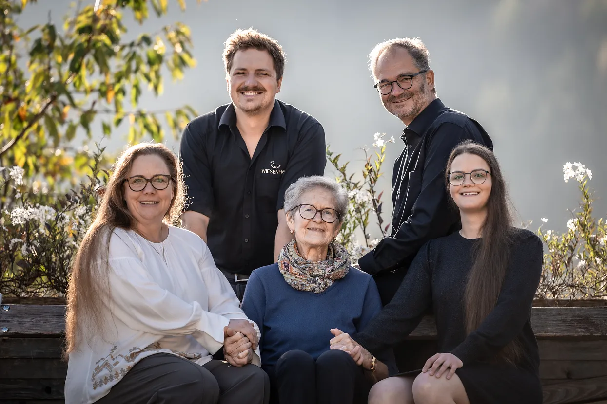 Familienfoto Hochbeet 2024.jpg