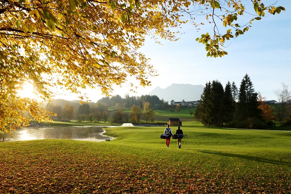 Golfplatz mit Blick auf Golfresort IMLAUER Hotel Schloss Pichlarn web.jpg