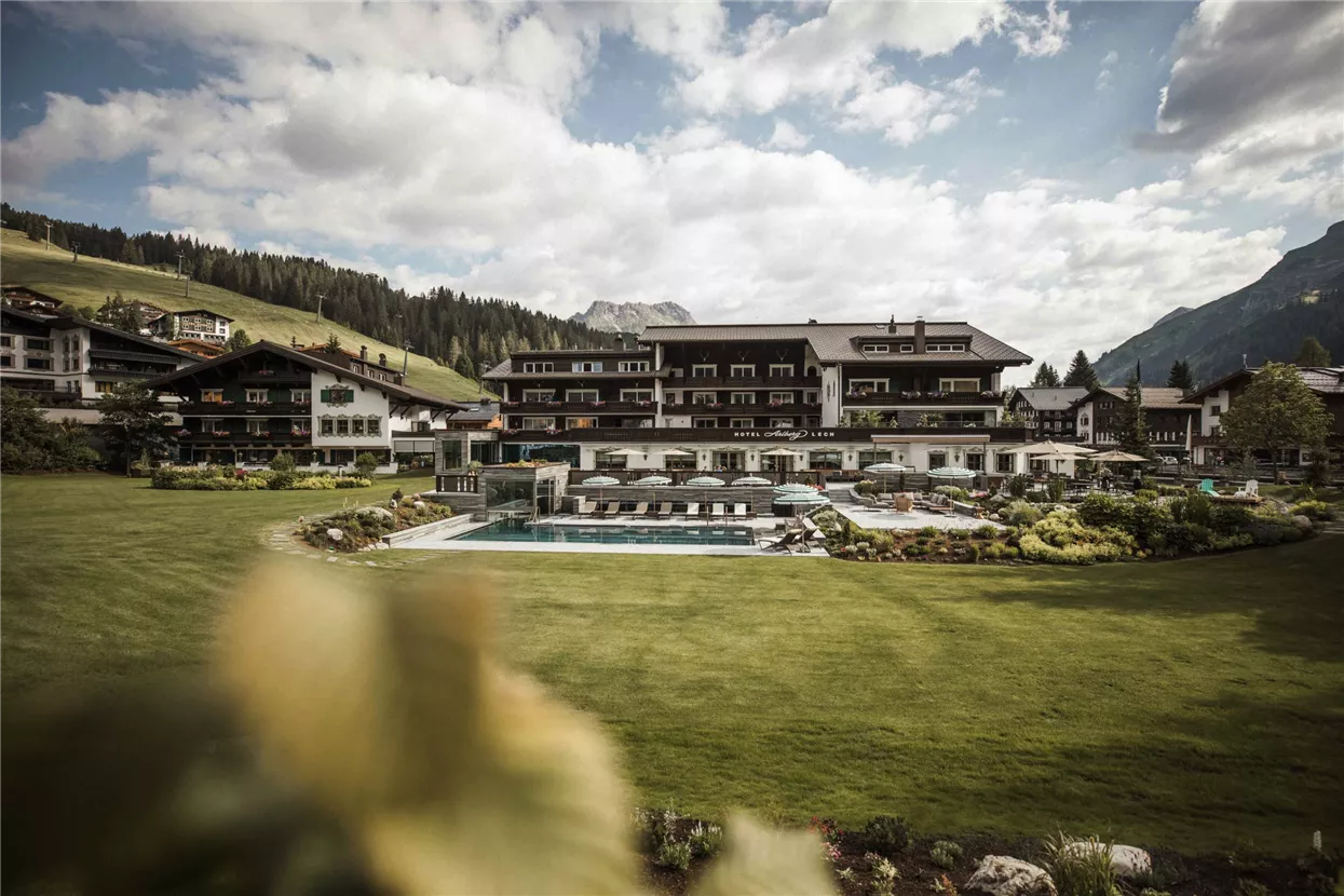 Hotel mit Pool und Garten in Lech
